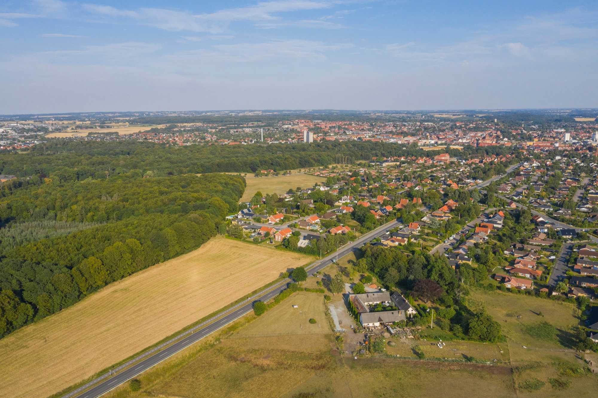 Dronefoto af byen og Lille Næstved Ringvejen