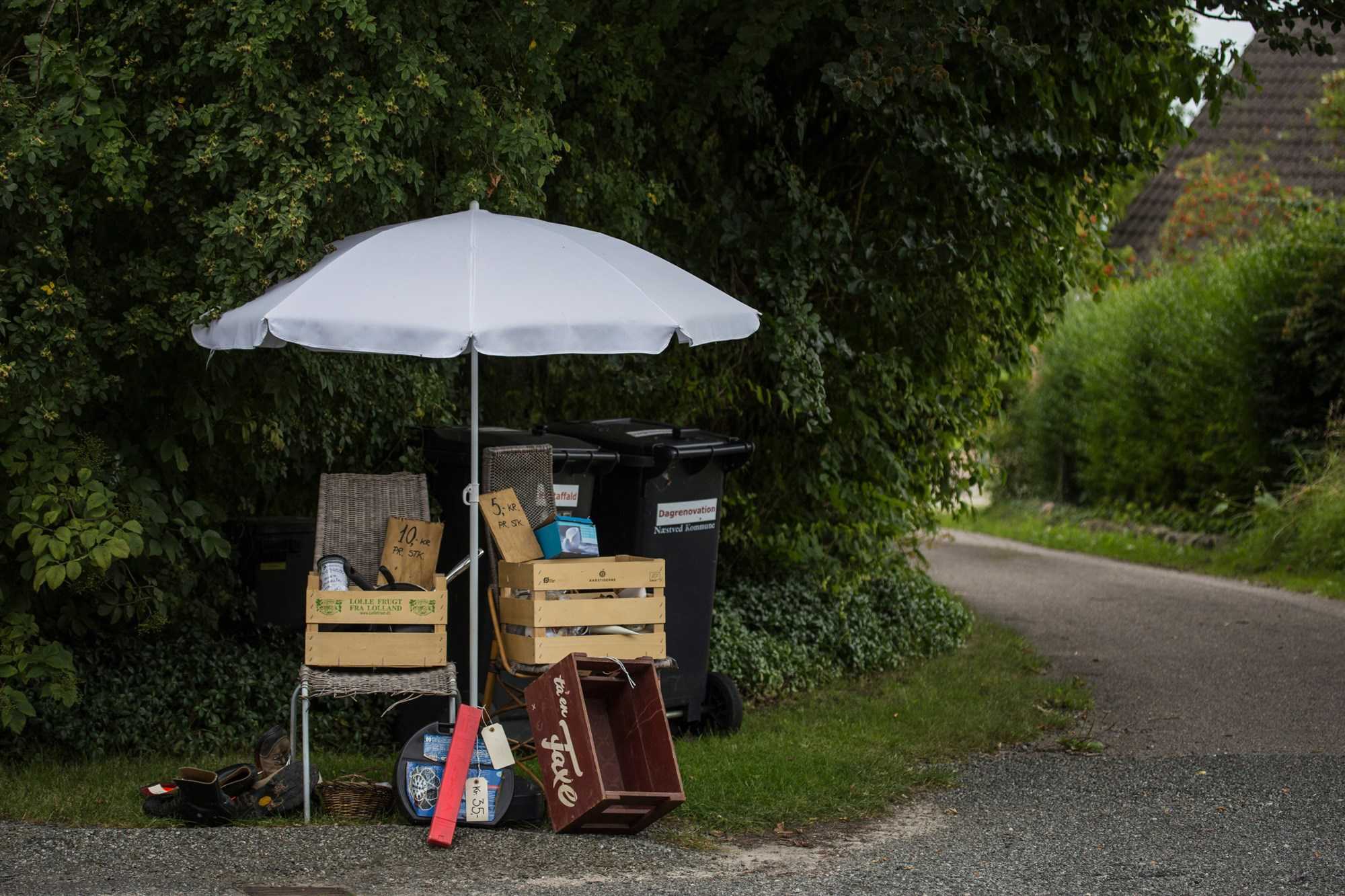 Loppefund står til salg ved en vejkant i nærheden af Vinstrup