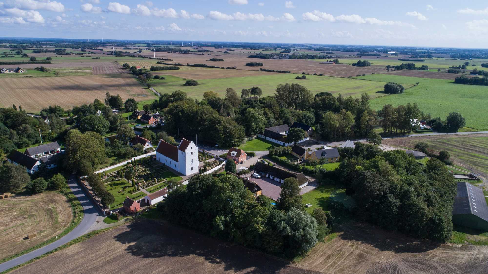 Dronefoto af kirken og byen Krummerup