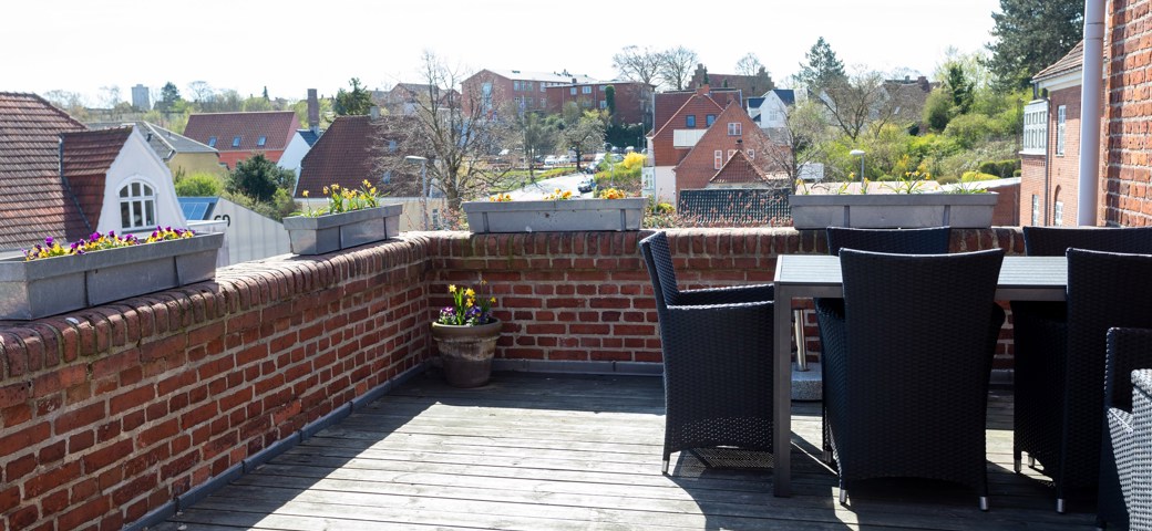 Terrasse op Munkebo med havemøbler