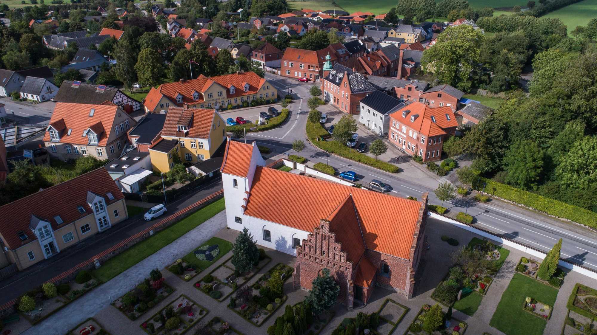 Dronefoto af området omkring Fuglebjerg Kirke