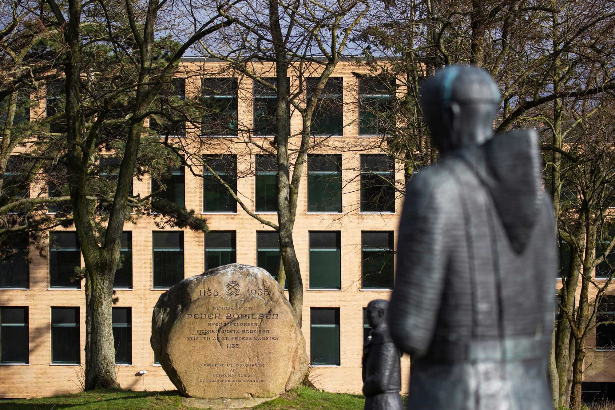 En statue foran mindesten i Næstved