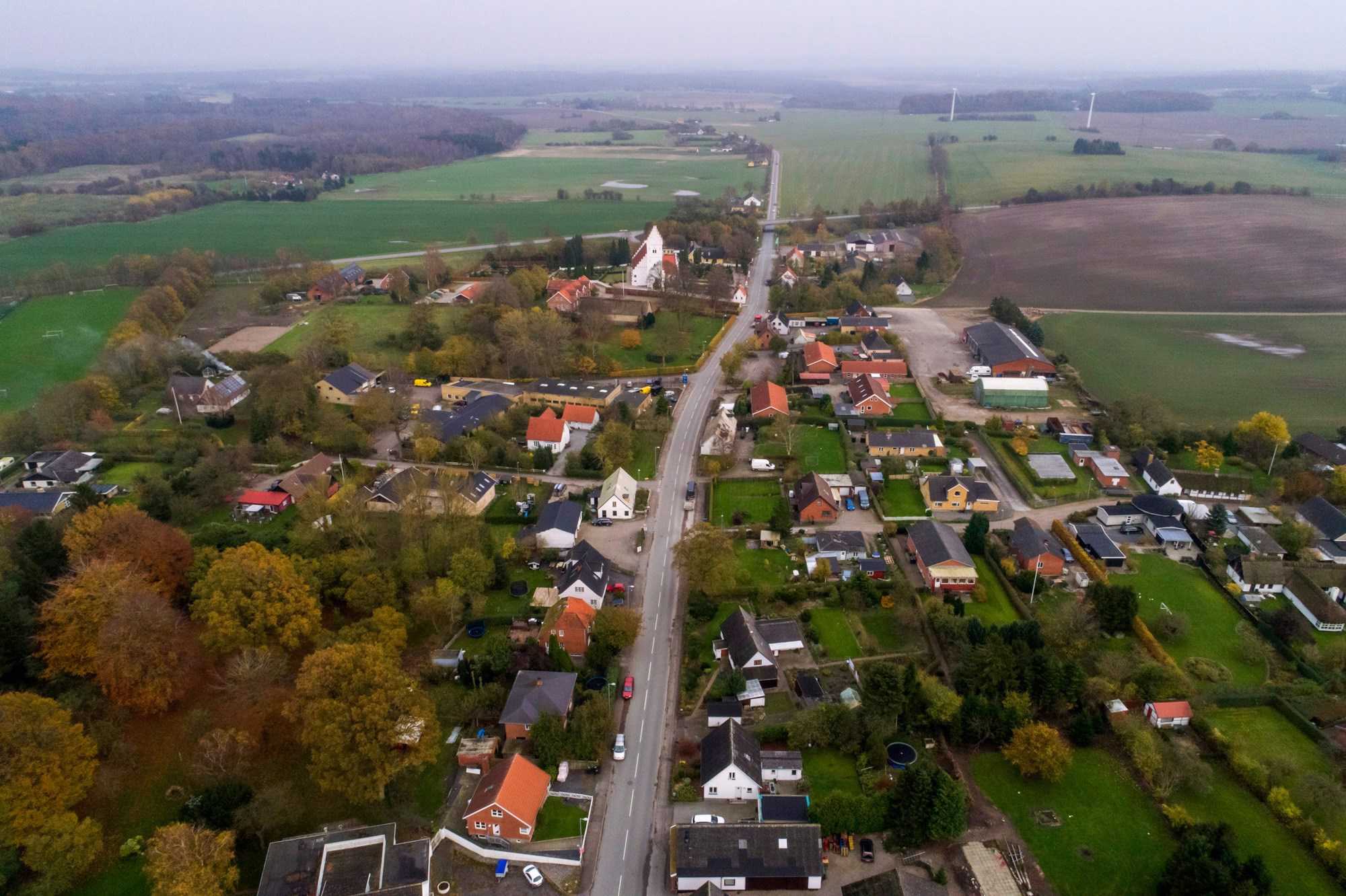 Dronefoto Over Herlufmagle by hvor kirken titter frem