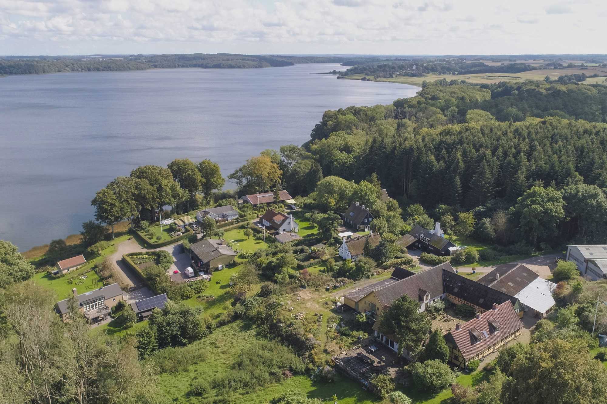 Dronefoto af Kællerød med søen i baggrunden