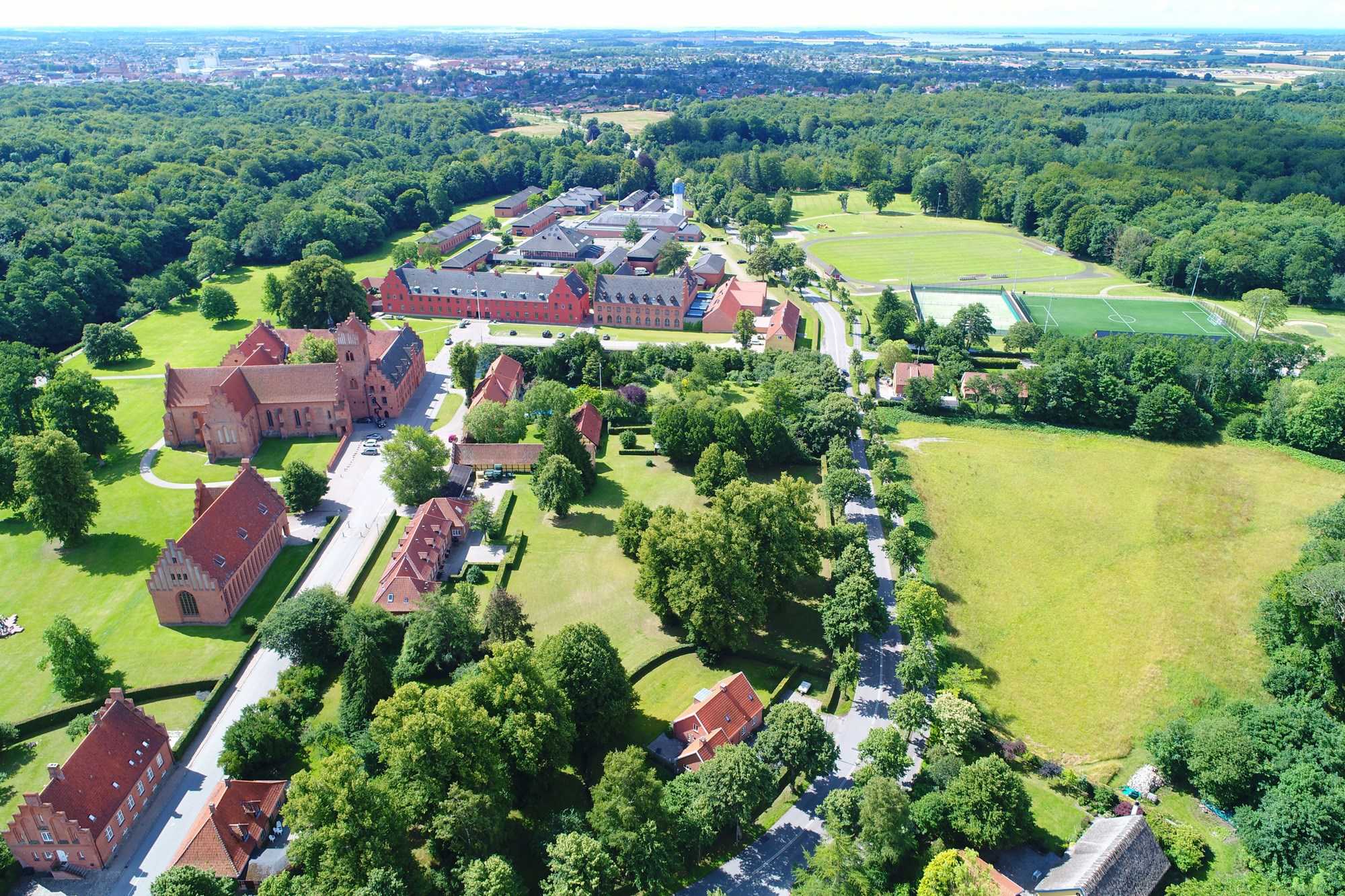 Dronefoto af Herlufsholm skolebygningerne