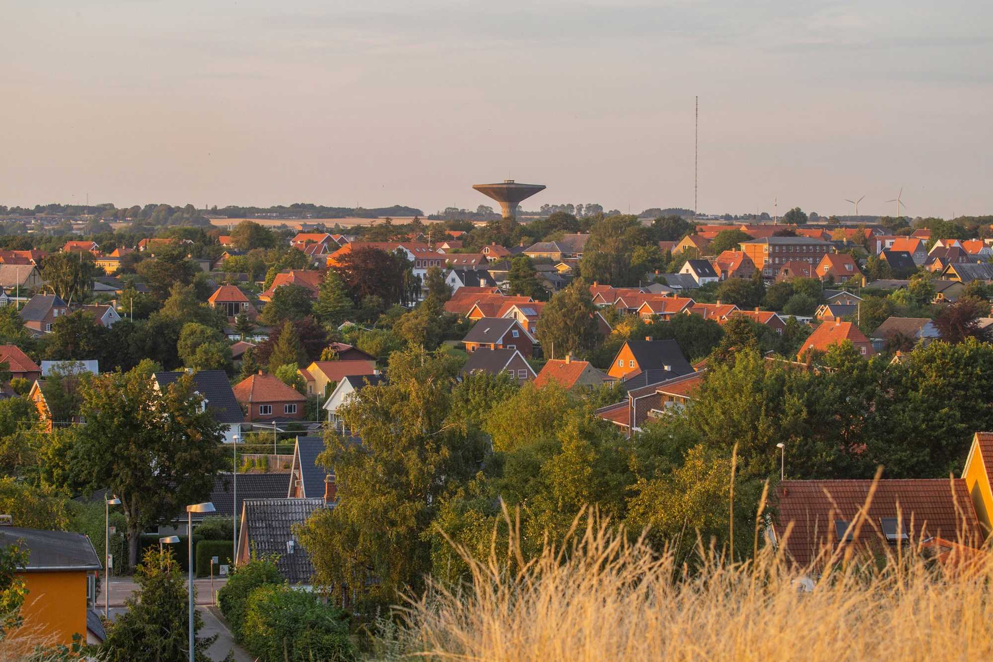 Udsigt Over Næstved Bymidte hvor vandtårnet kan ses tårne op i baggrunden 