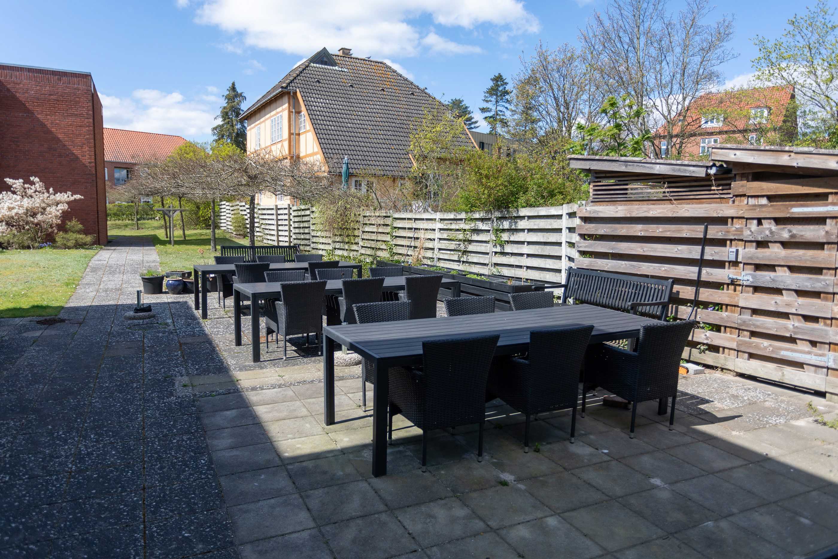 Terrasse med sorte kurvemøbler