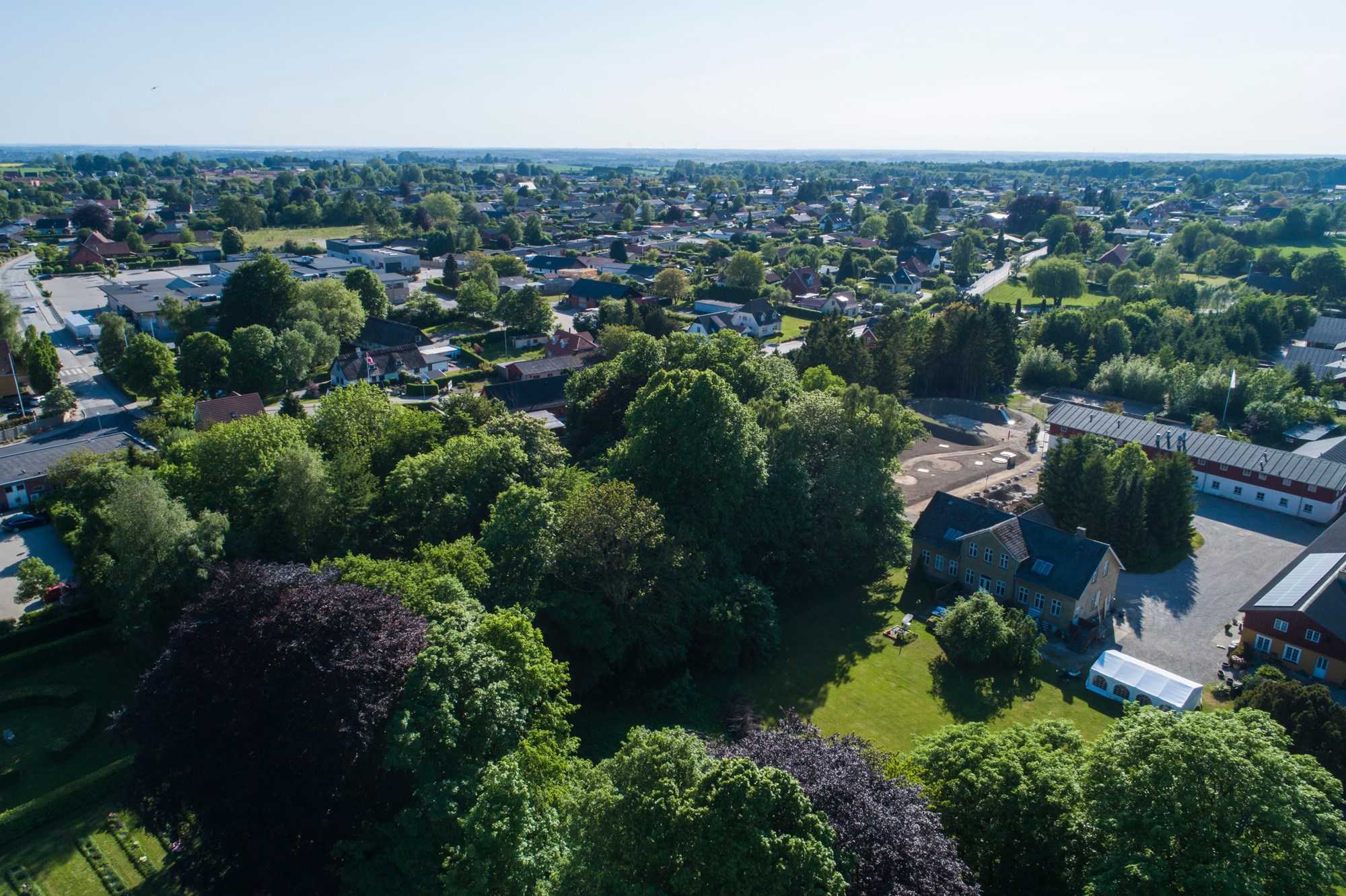 Dronefoto af en gård ved Fensmark 