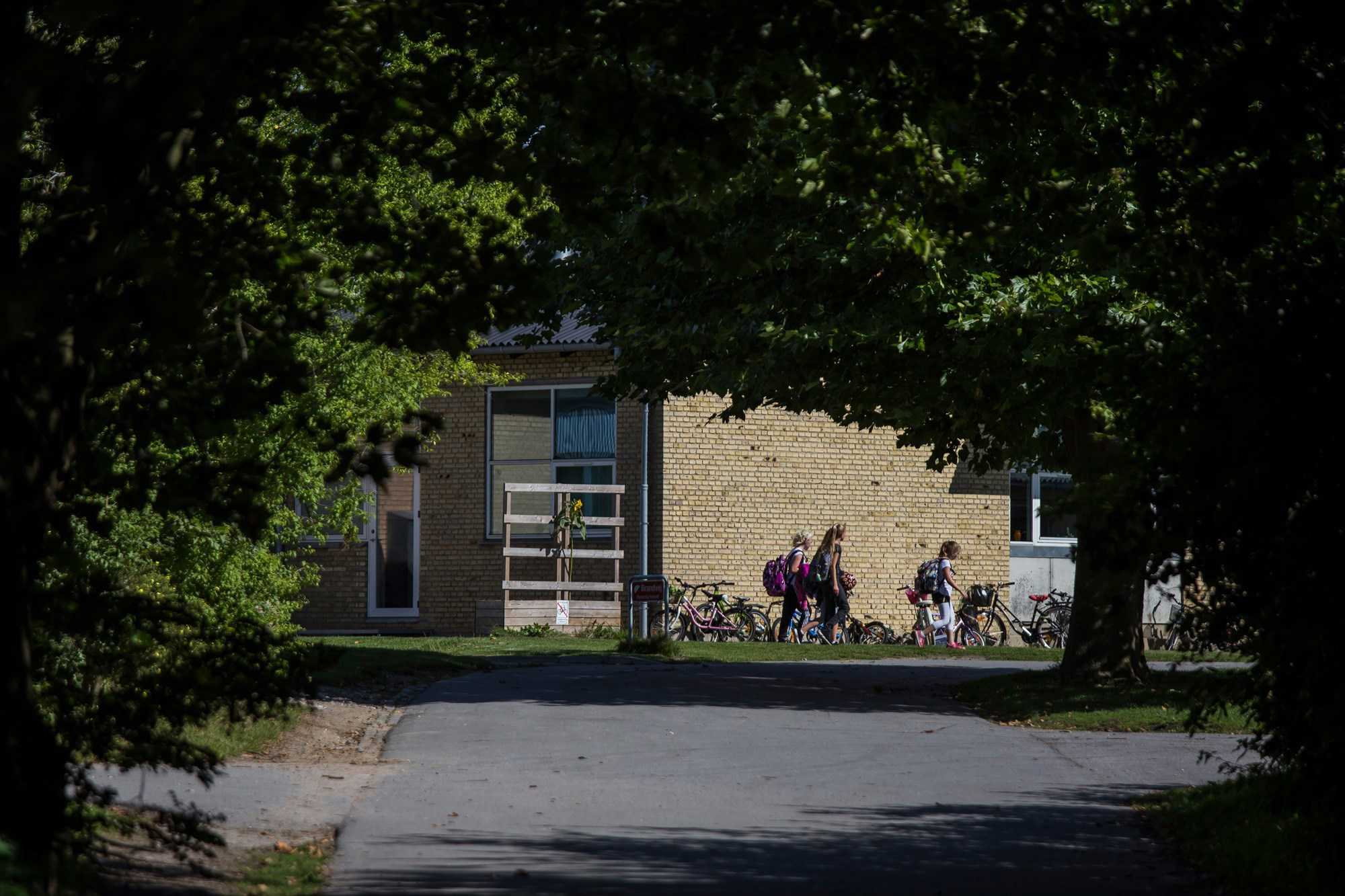 Børn går ved skolen i Glumsø