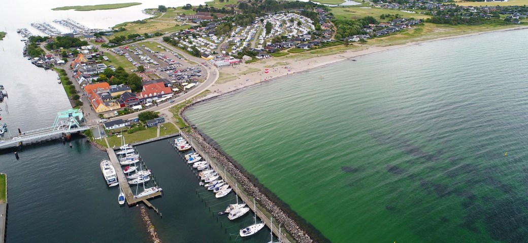 Dronefoto over både ved Karrebæk Fjord