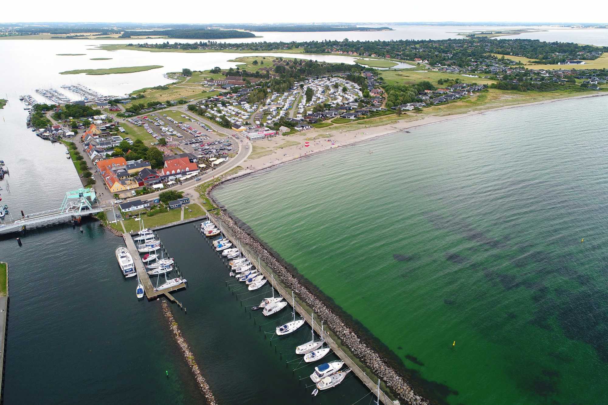 Dronefoto over både ved Karrebæk Fjord