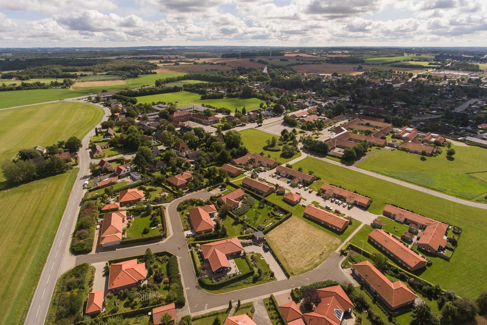 Dronefoto af boligkvarter i Herlufmagle