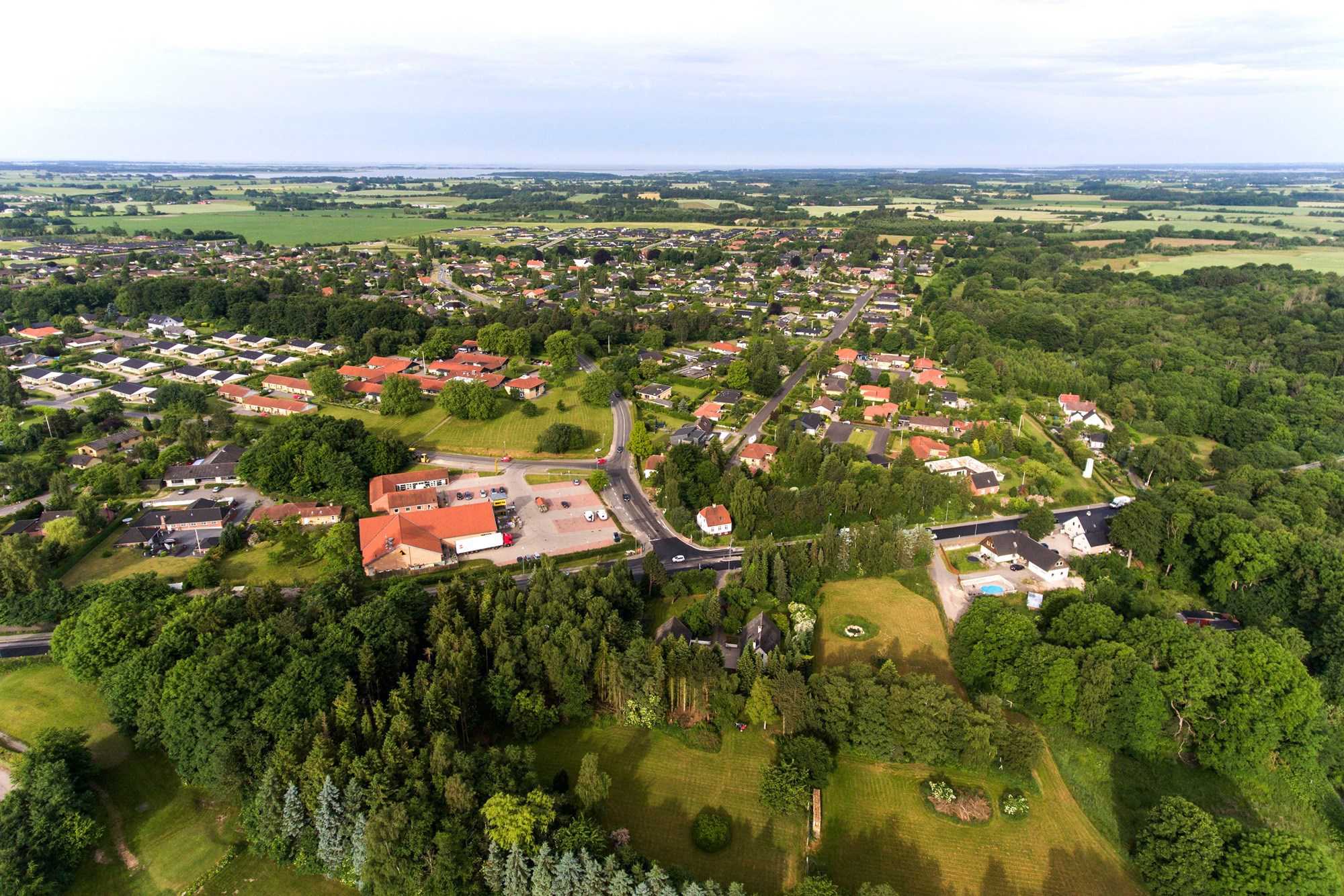 Dronefoto Af Mogenstrup med de omkringliggende skove