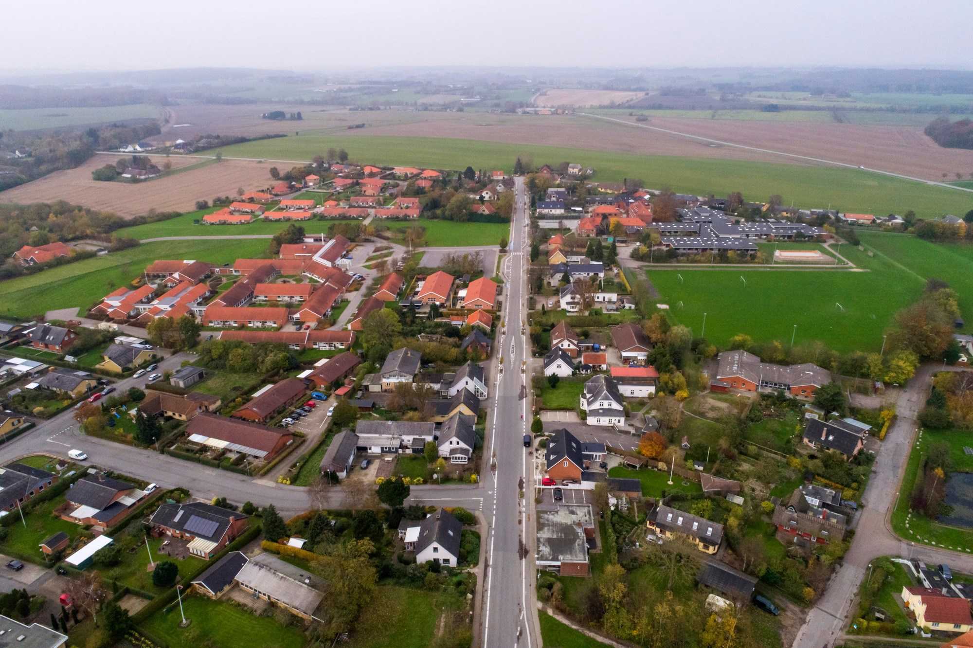 Dronefoto af hovedgaden igennem Herlufmagle 