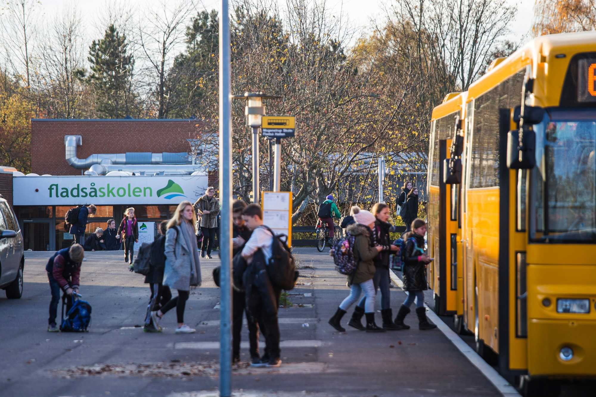 Børn står på bussen ved Flasåskolen