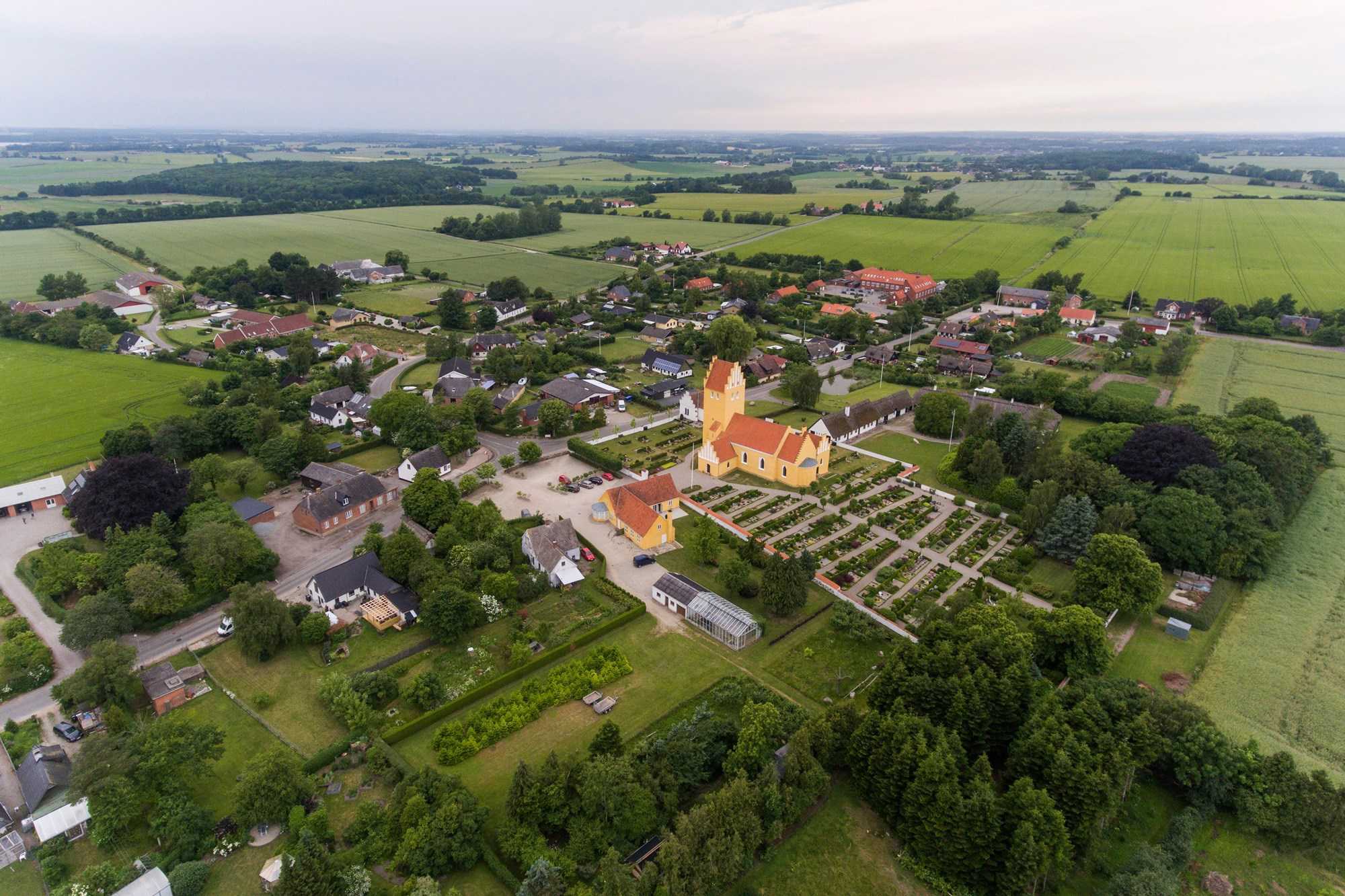 Dronefoto Af Hammer med den gule kirke i midten