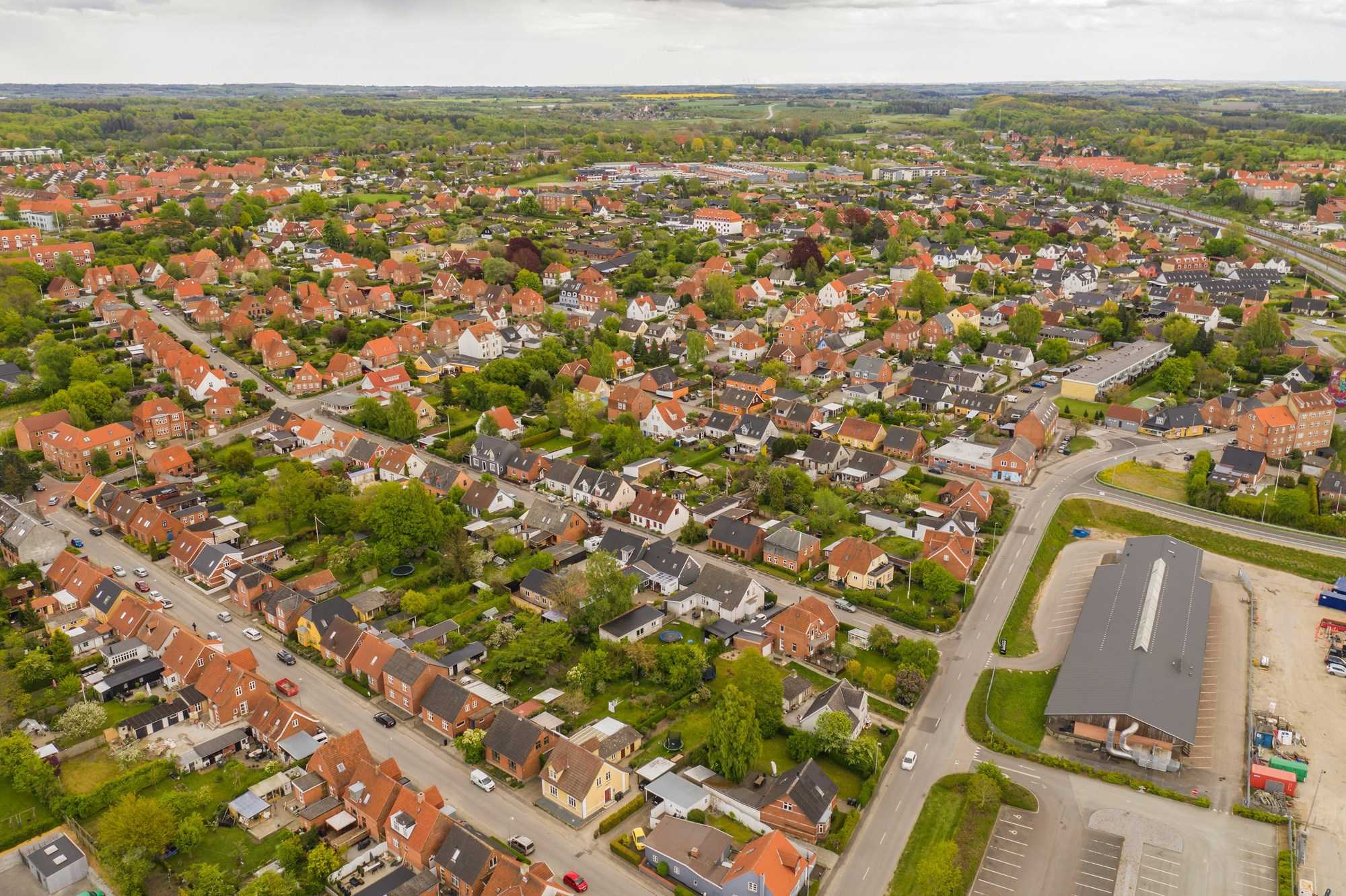 Dronefoto af Parcelhuskvarter i Næstved Bymidte