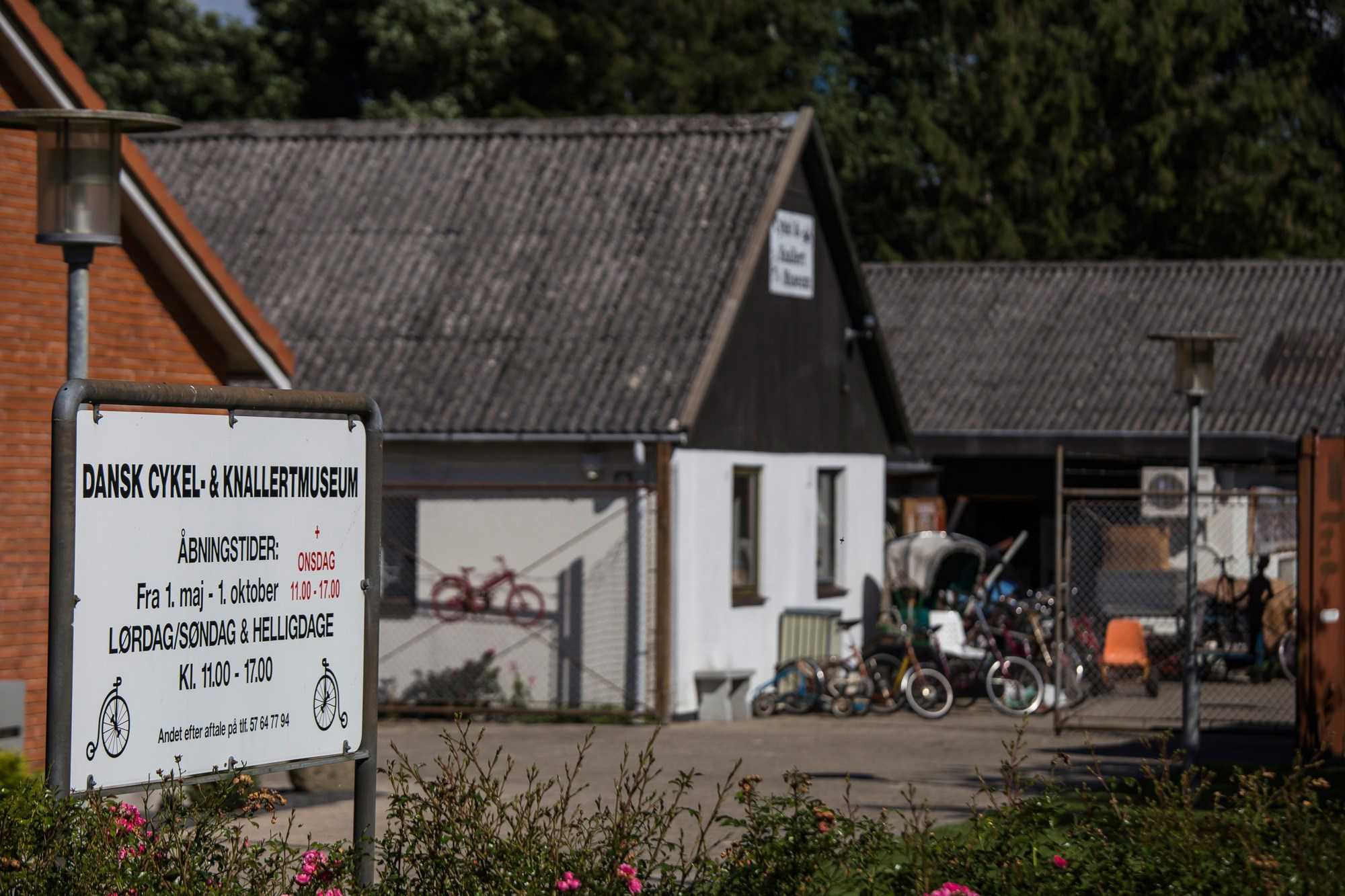 Skiltning ved indgangen til Dansk Cykel Og Knallert Museum