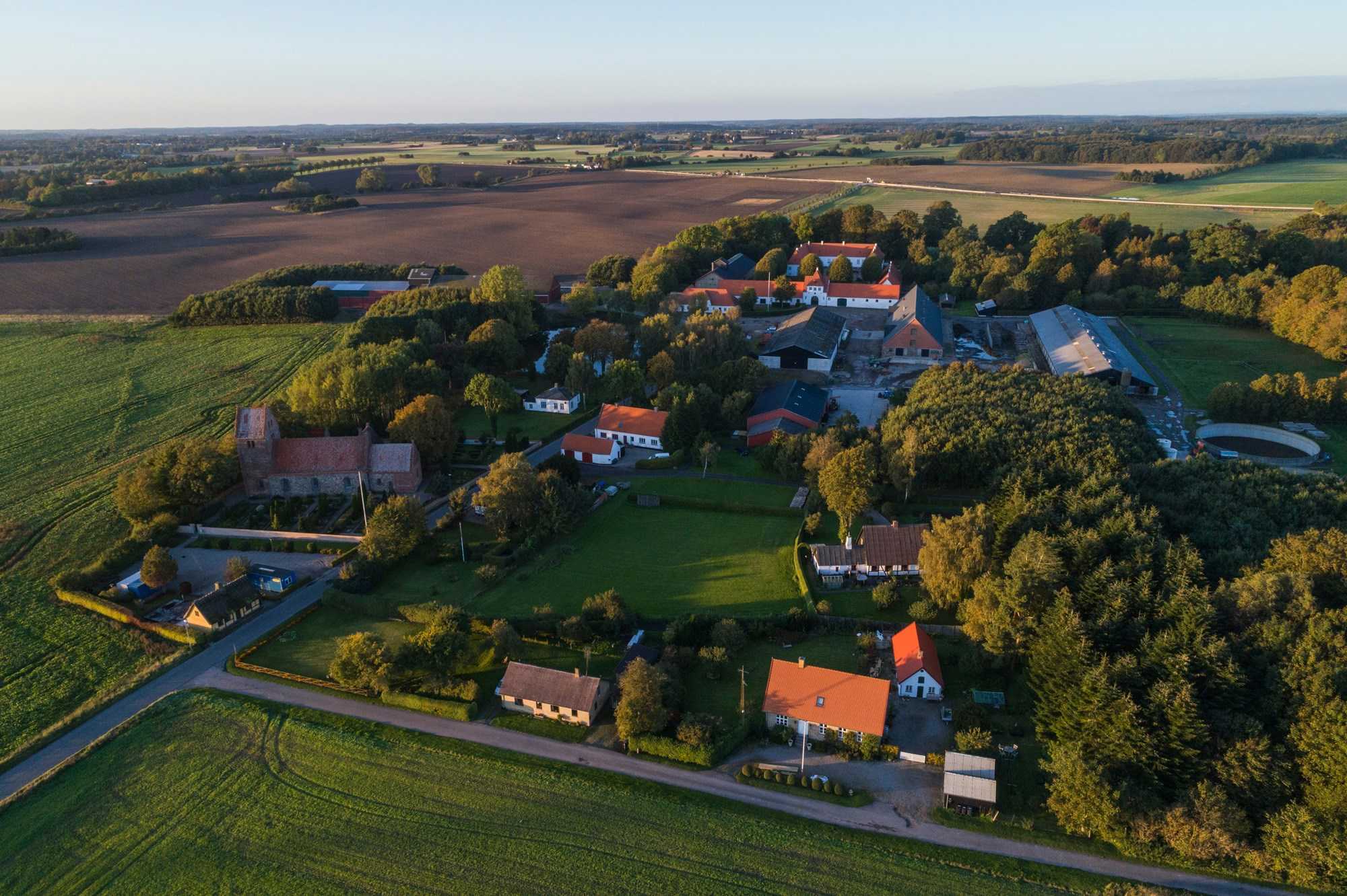 Dronefoto af Førslev bymidte og omkringliggende marker