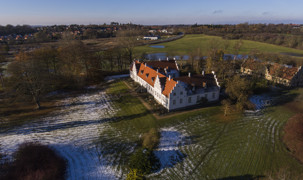 Luftfoto af herregården og kunsthallen Rønnebæksholm Luftfoto af herregården og kunsthallen Rønnebæksholm