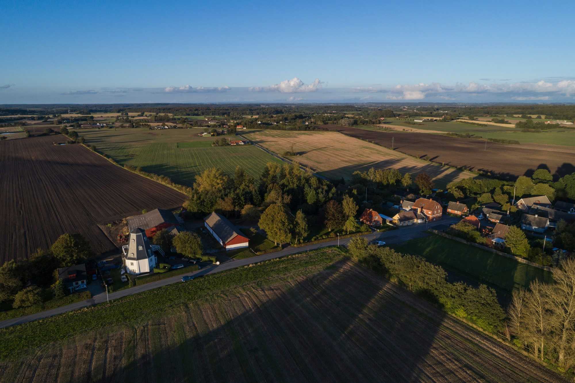 Dronefoto af Sneslev mølle og bebyggelse