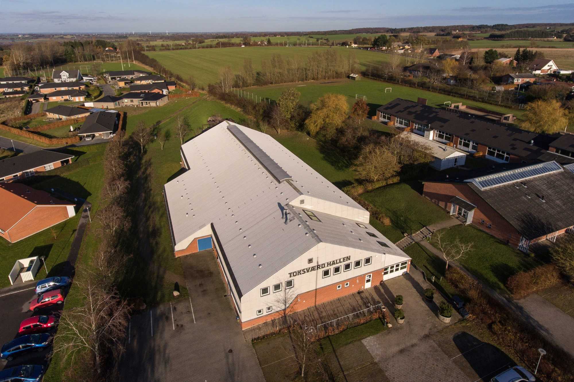 dronefoto over Sportshallen i Toksværd