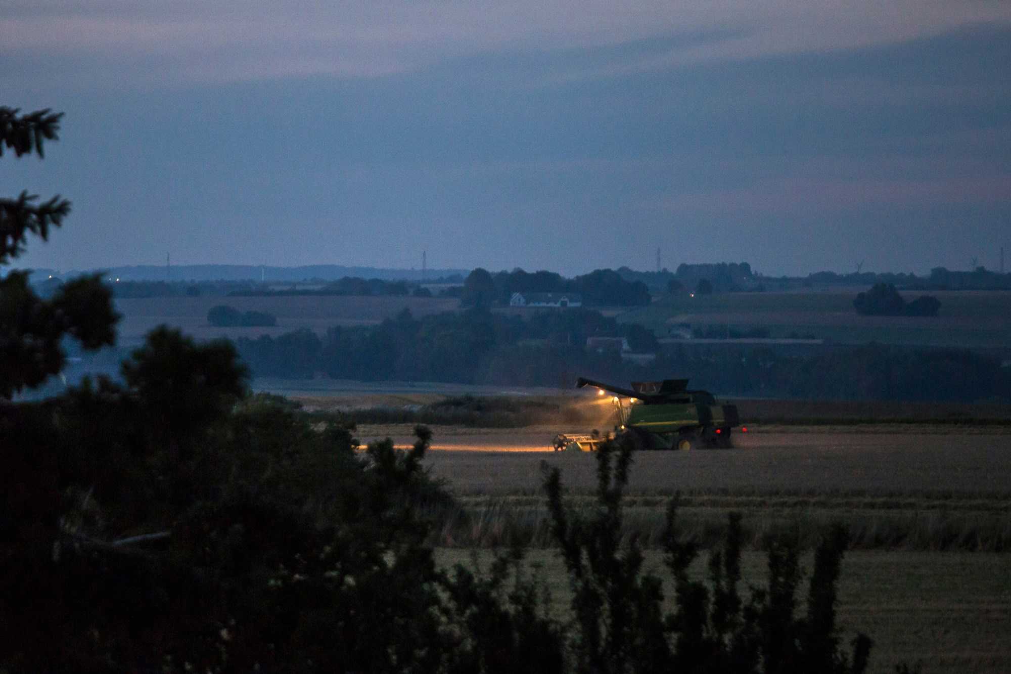 En Mejetærsker På En Mark med lyset tændt i mørket