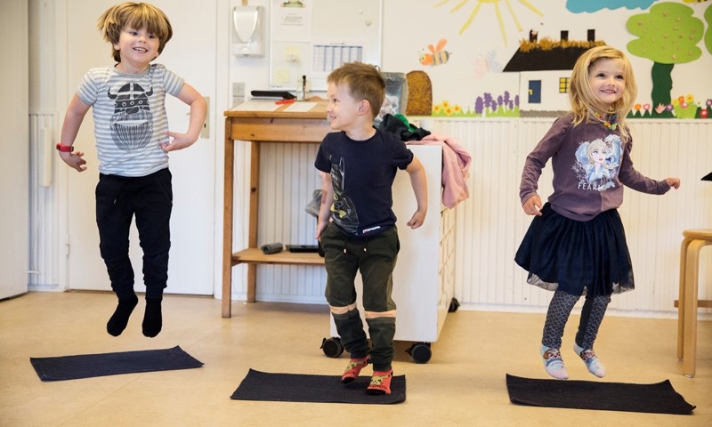 Børn danser til musik