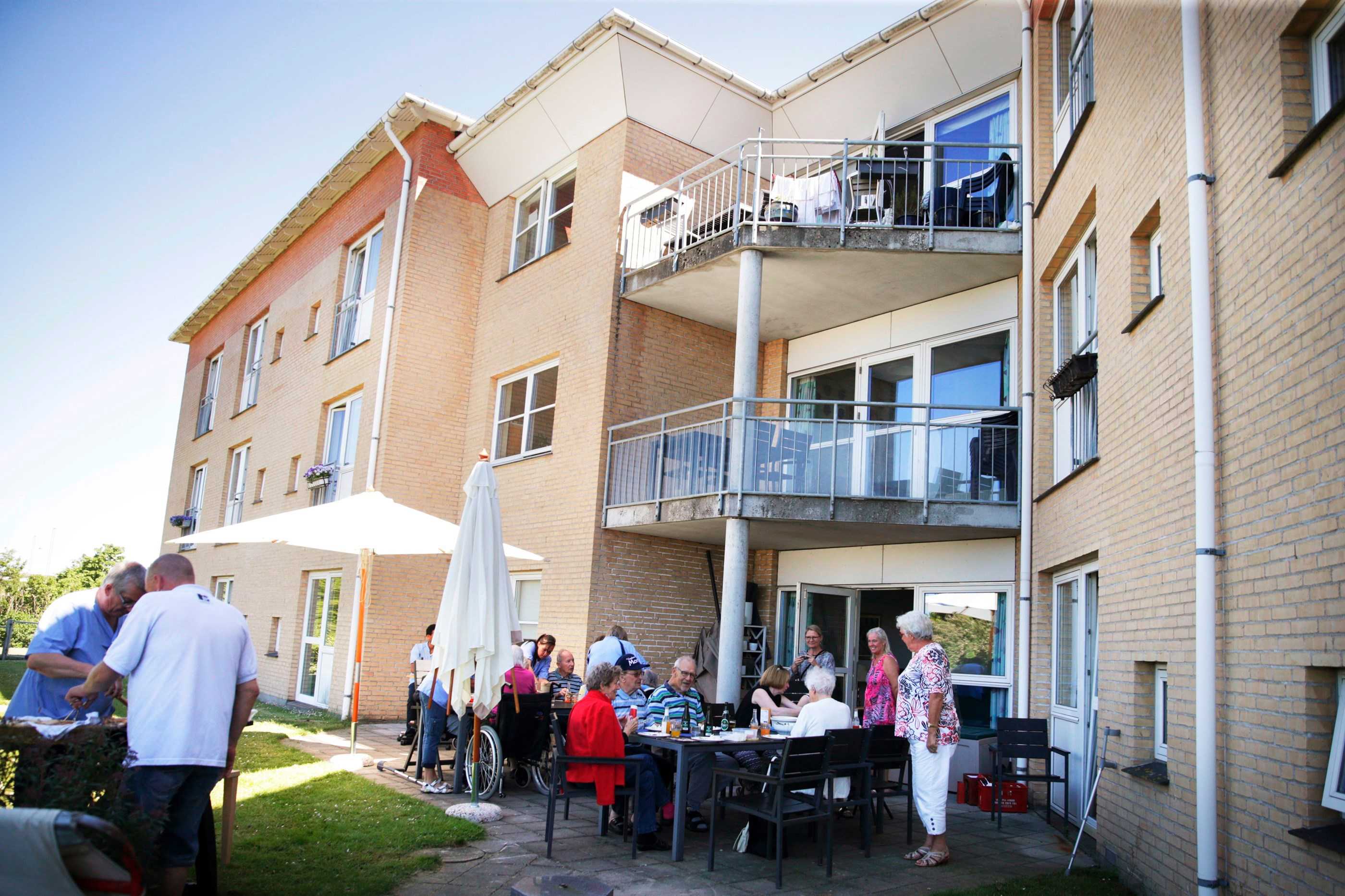 Havefest på terrassen på Birke-Bo