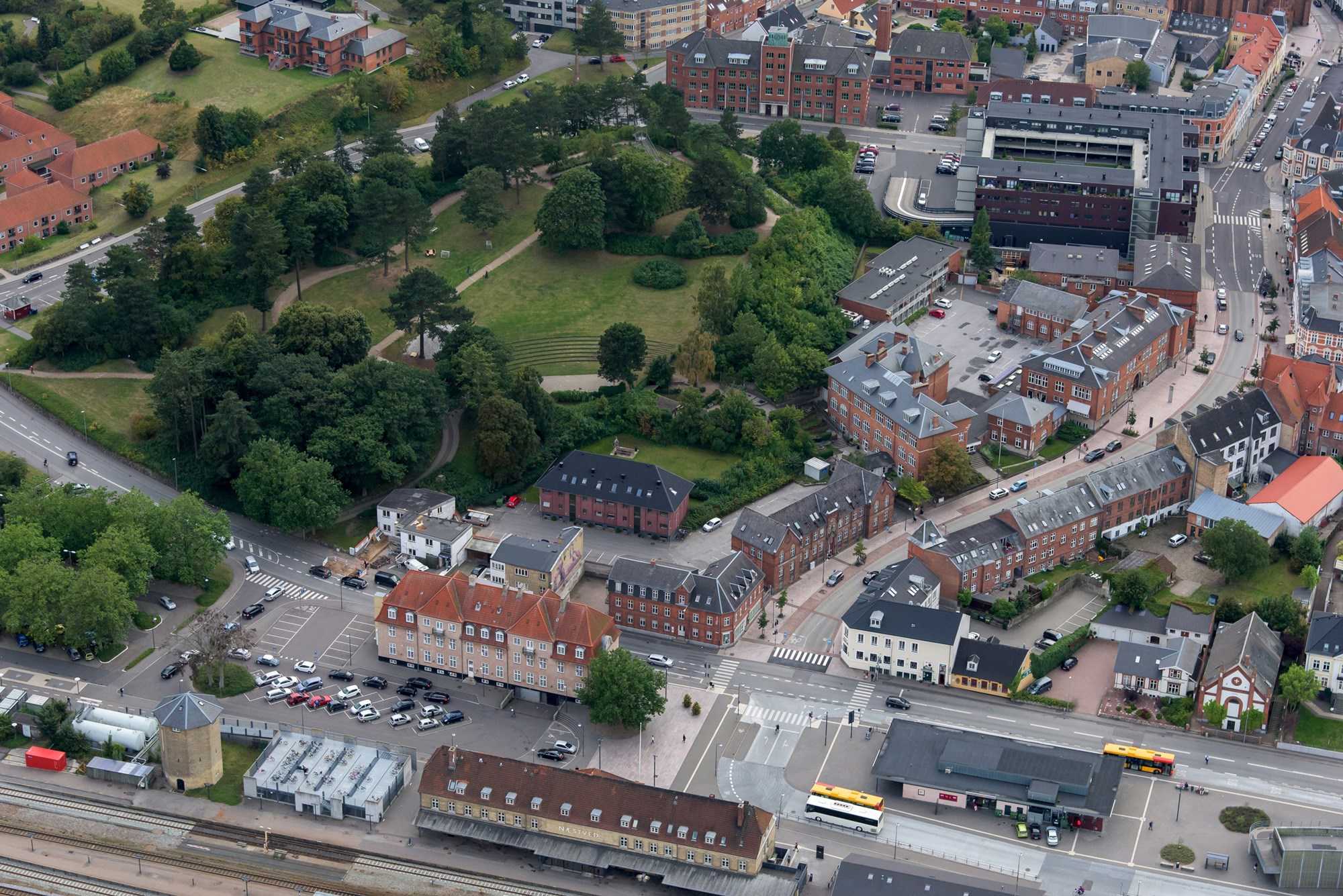 Dronefoto af Næstved Station Og Parkområde