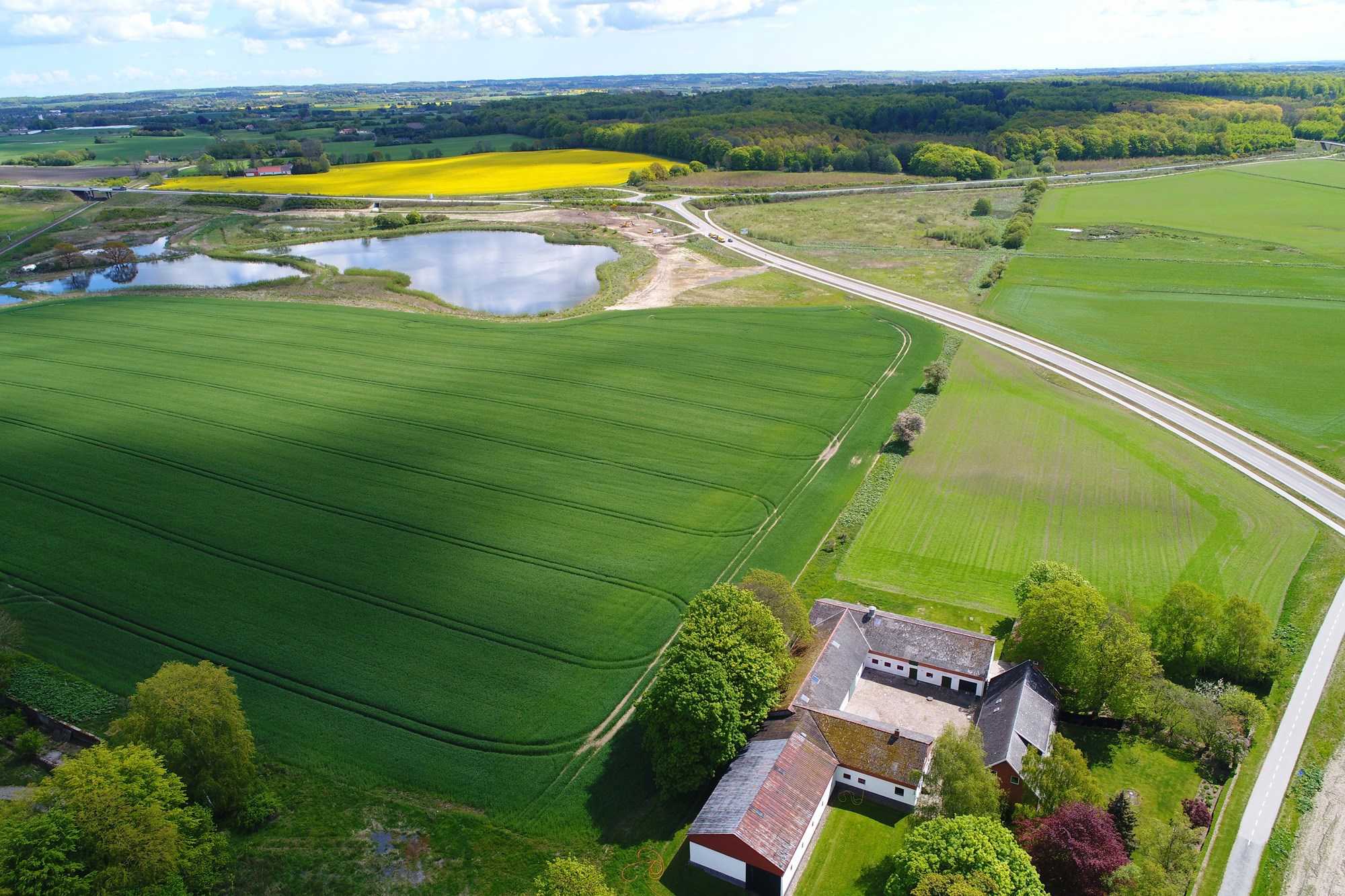 En mark og gård set fra oven i Næstved Nord