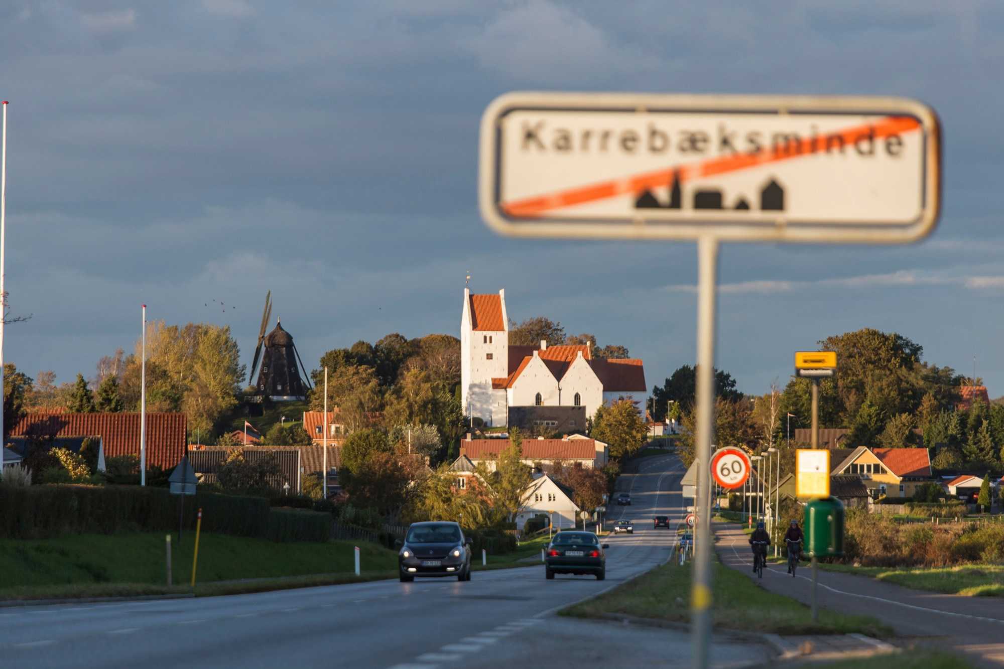 Byskilt på landevejen på vej ud ad Karrebæksminde