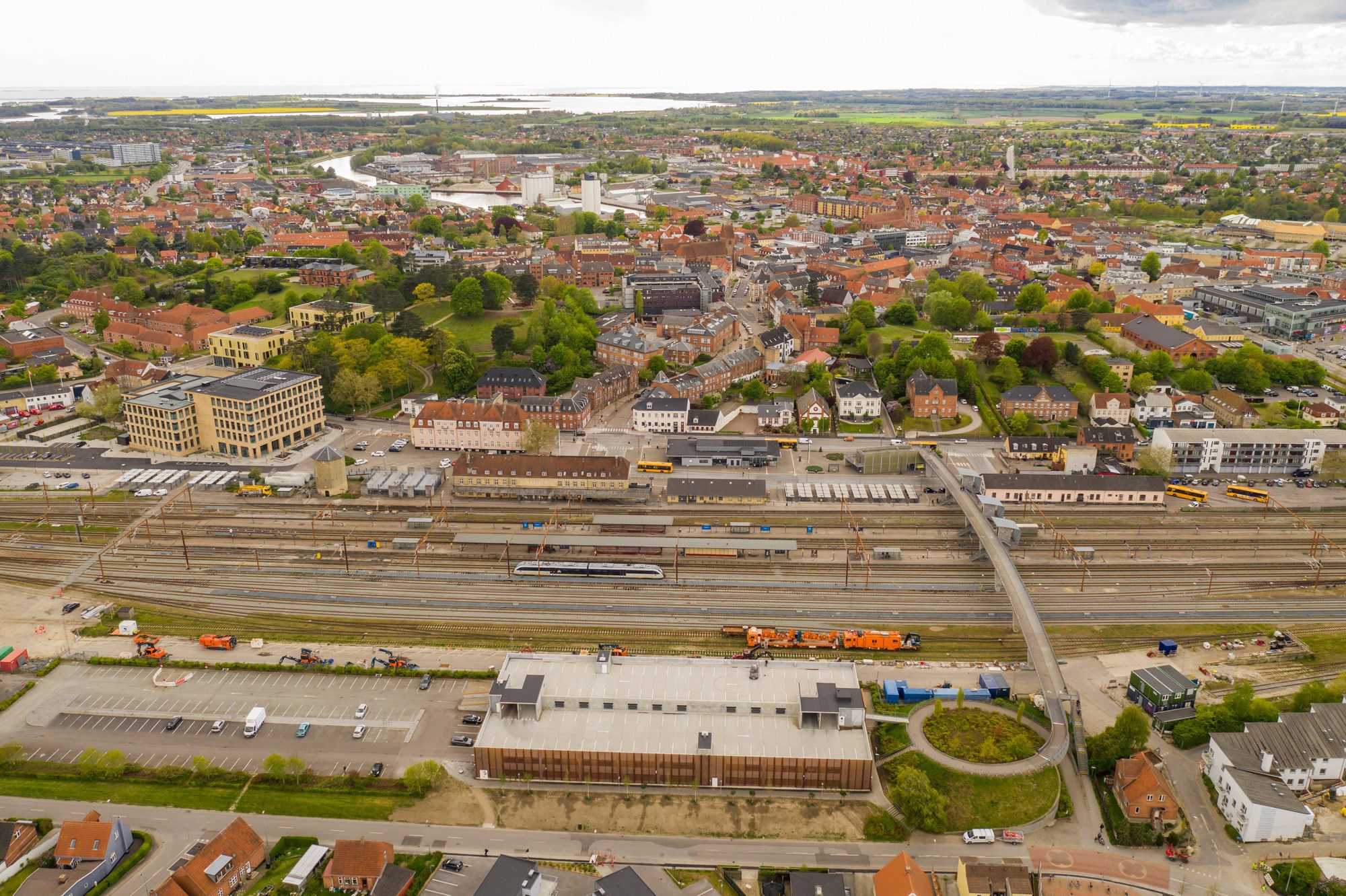 Dronefoto af Togskinnerne ved Stationen i Næstved