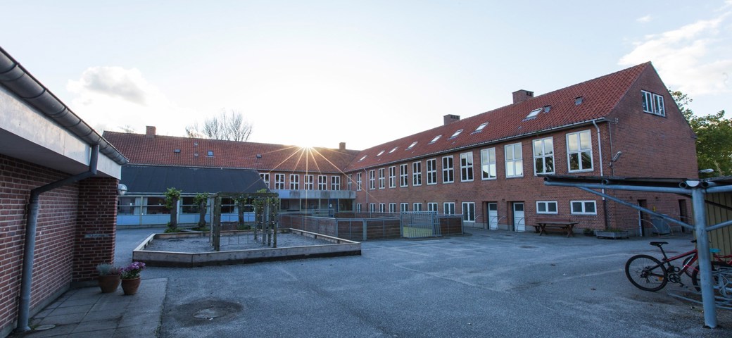 Solen står op over Lille Næstved Skole i Karrebæksminde