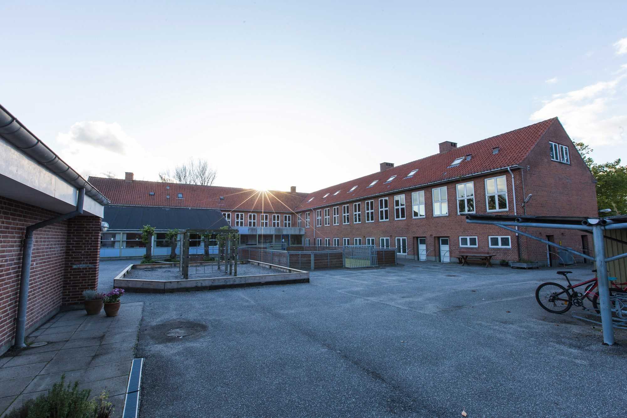 Solen står op over Lille Næstved Skole i Karrebæksminde