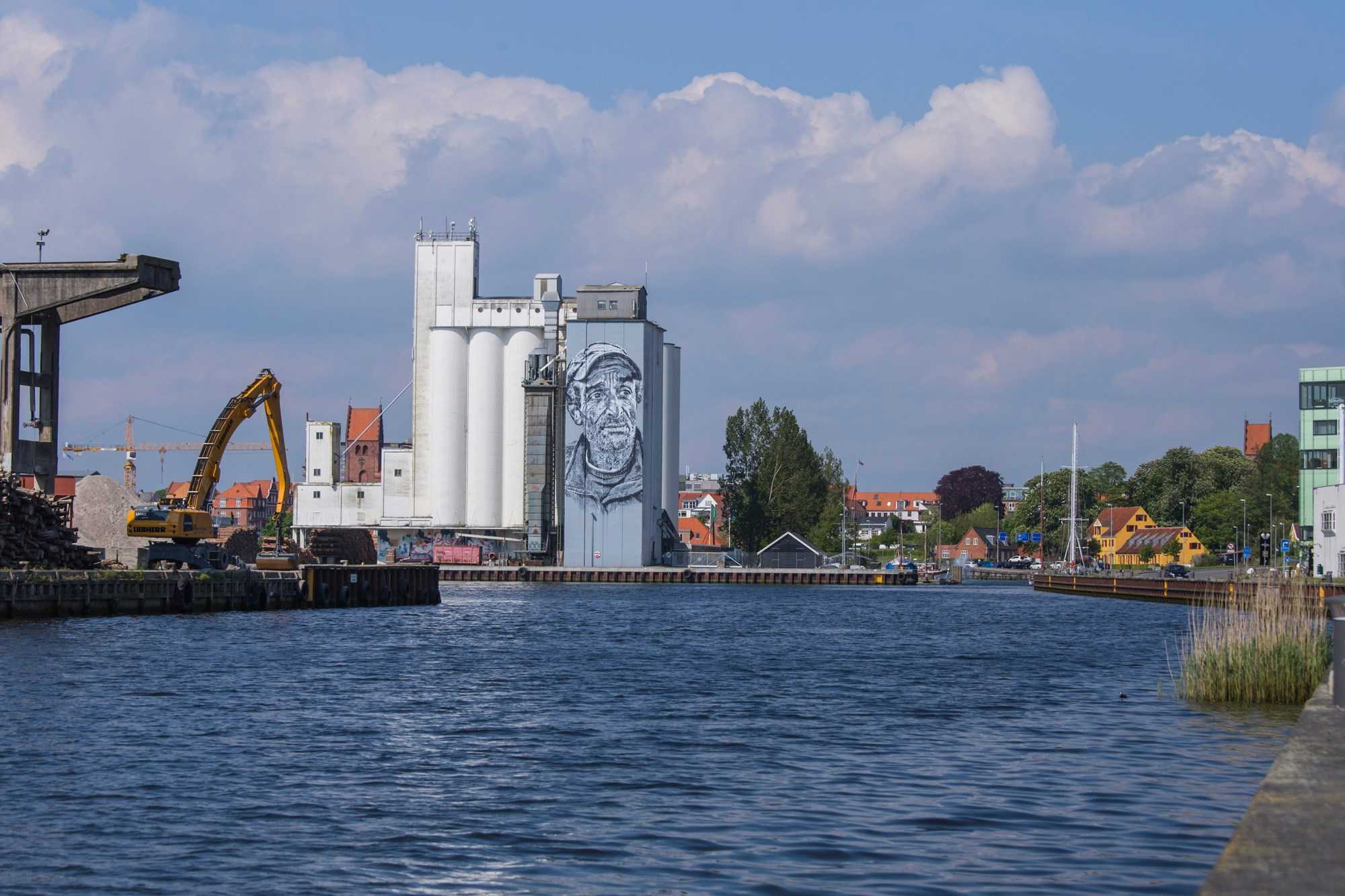 Havneområde med gravemaskine i Næstved Bymidte