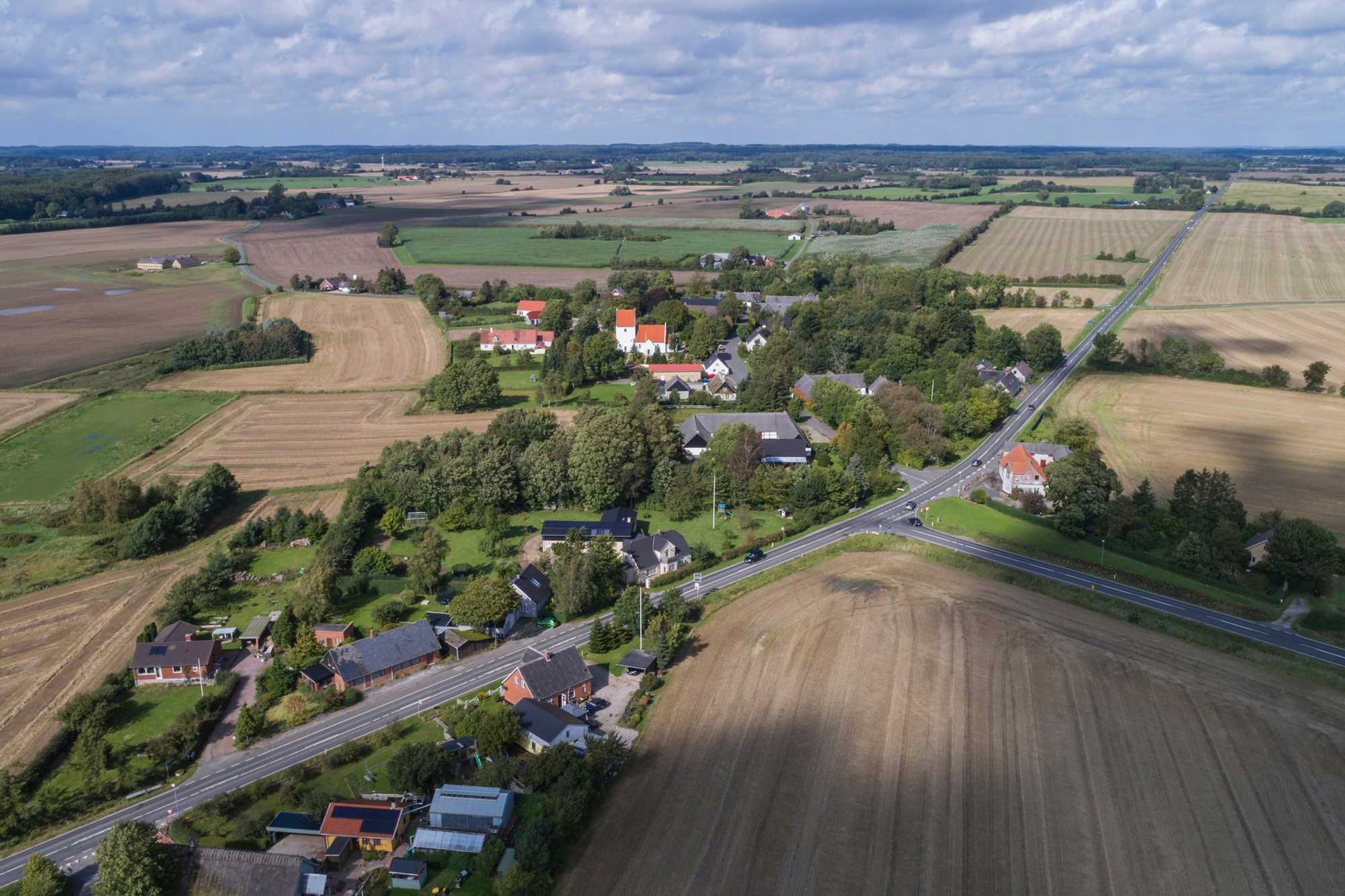 Dronefoto af Haldagerlille og de omkringliggende marker