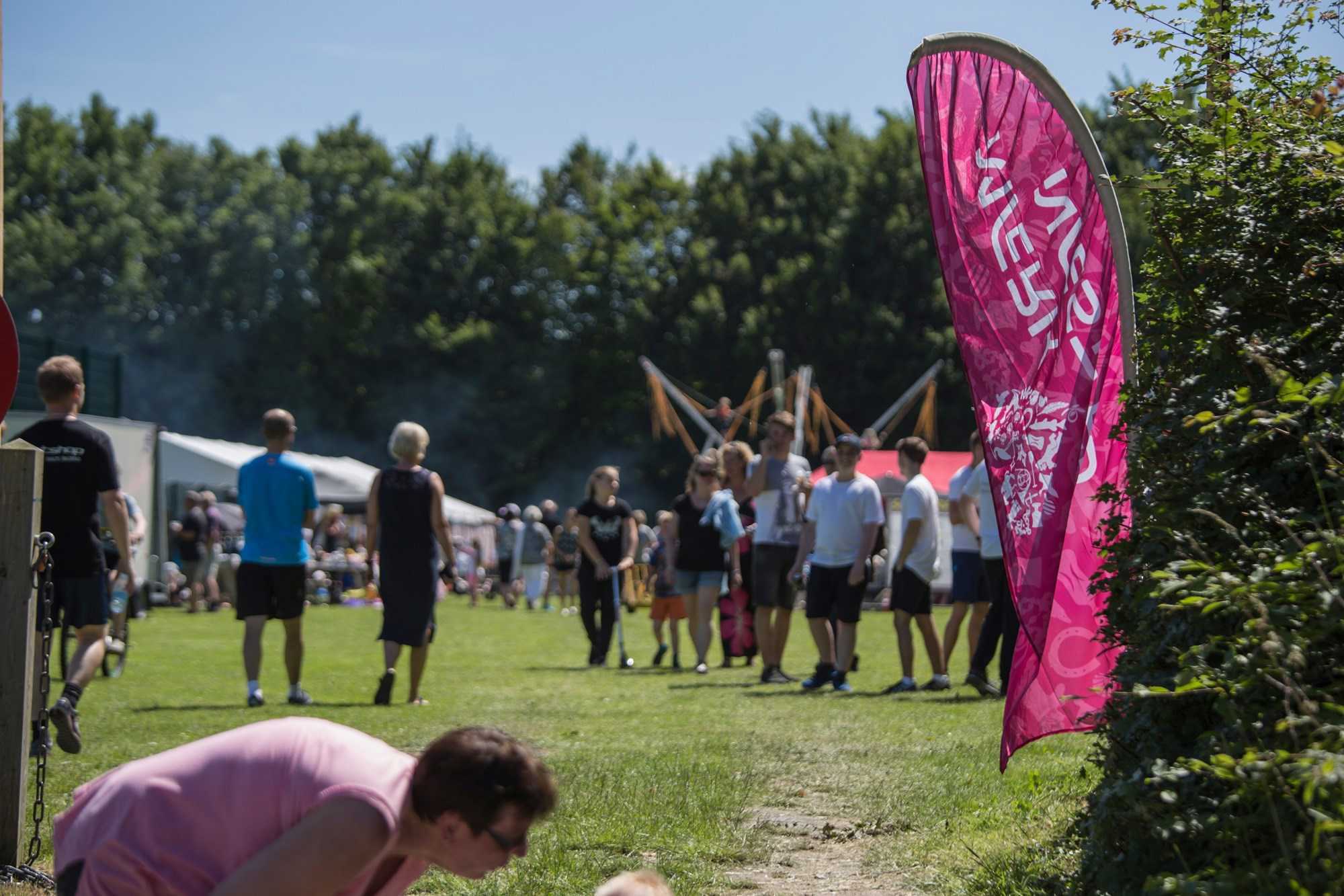 Mennesker til byfest i Herlufmagle