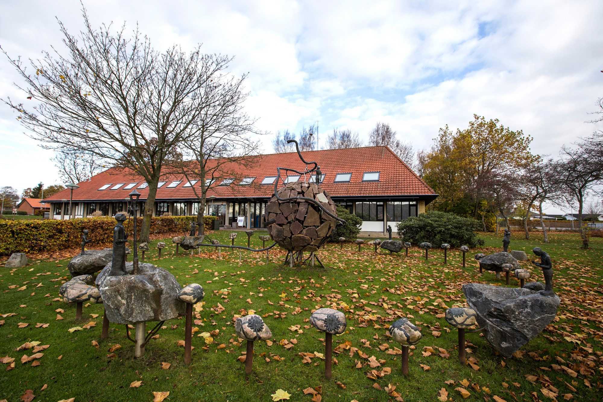 Skulpturkunst foran indgangspartiet ved Fuglebjerg Bibliotek