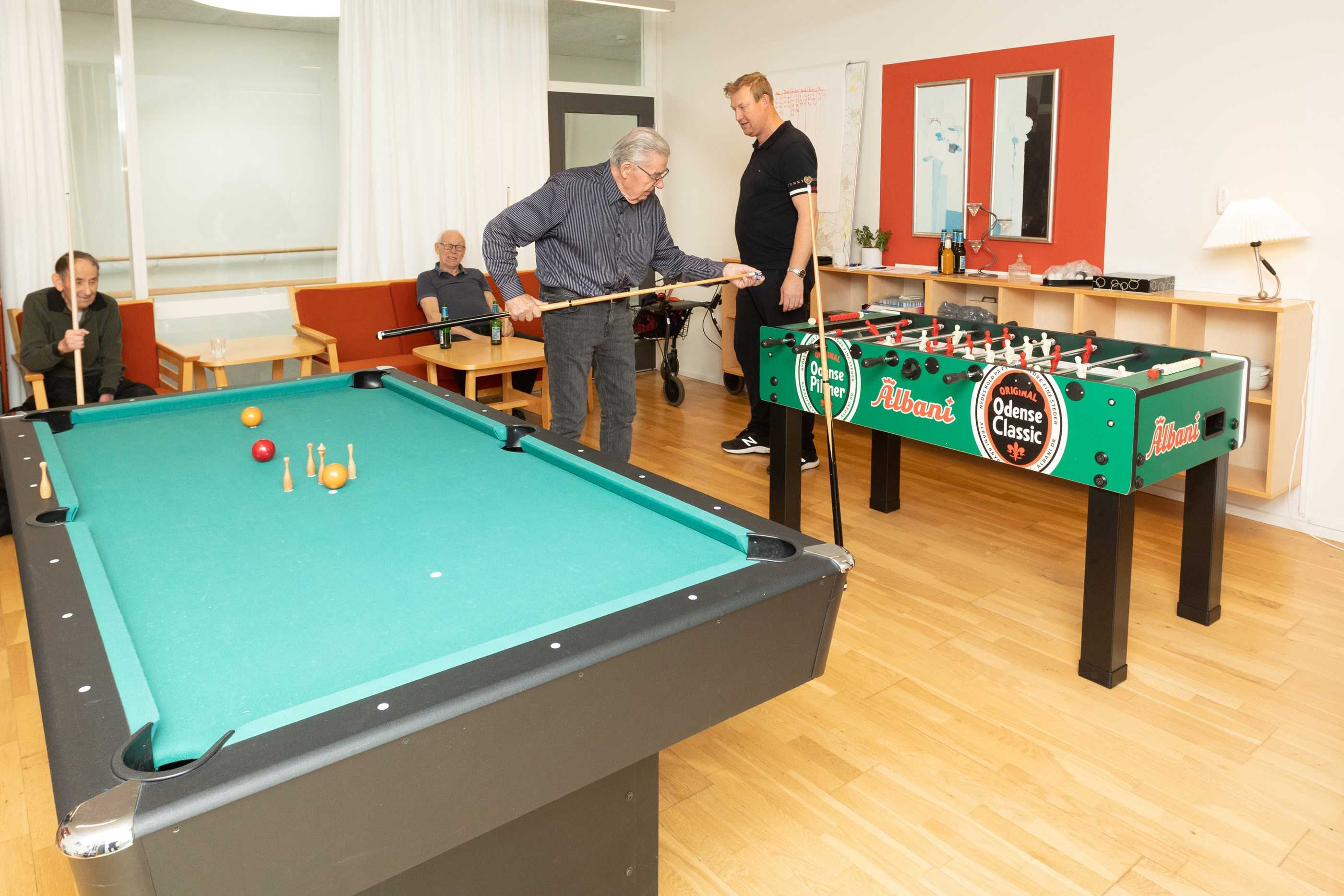 Der spilles billard i herreklubben