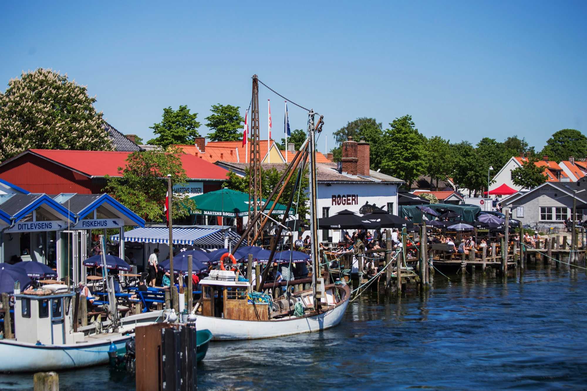 Fiskehus og Røgeriet i Karrebæksminde set fra broen