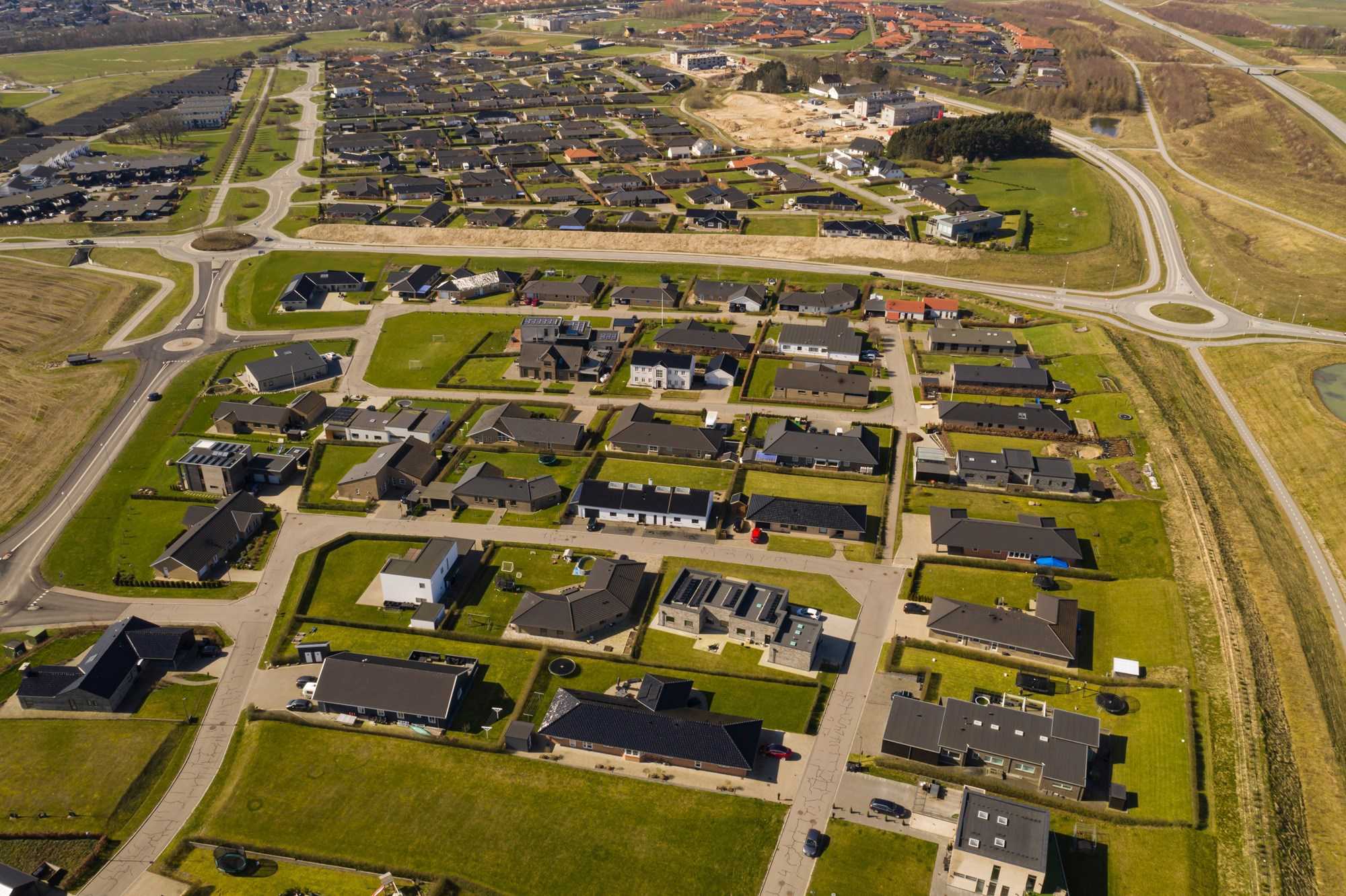 Dronefoto af et boligkvarter og en rundkørsel i Næstved Nord