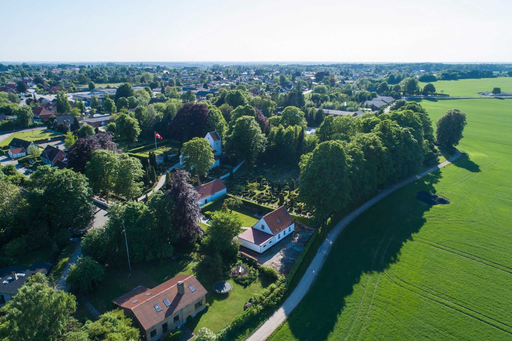 Dronefoto over Fensmark Ved Kirken