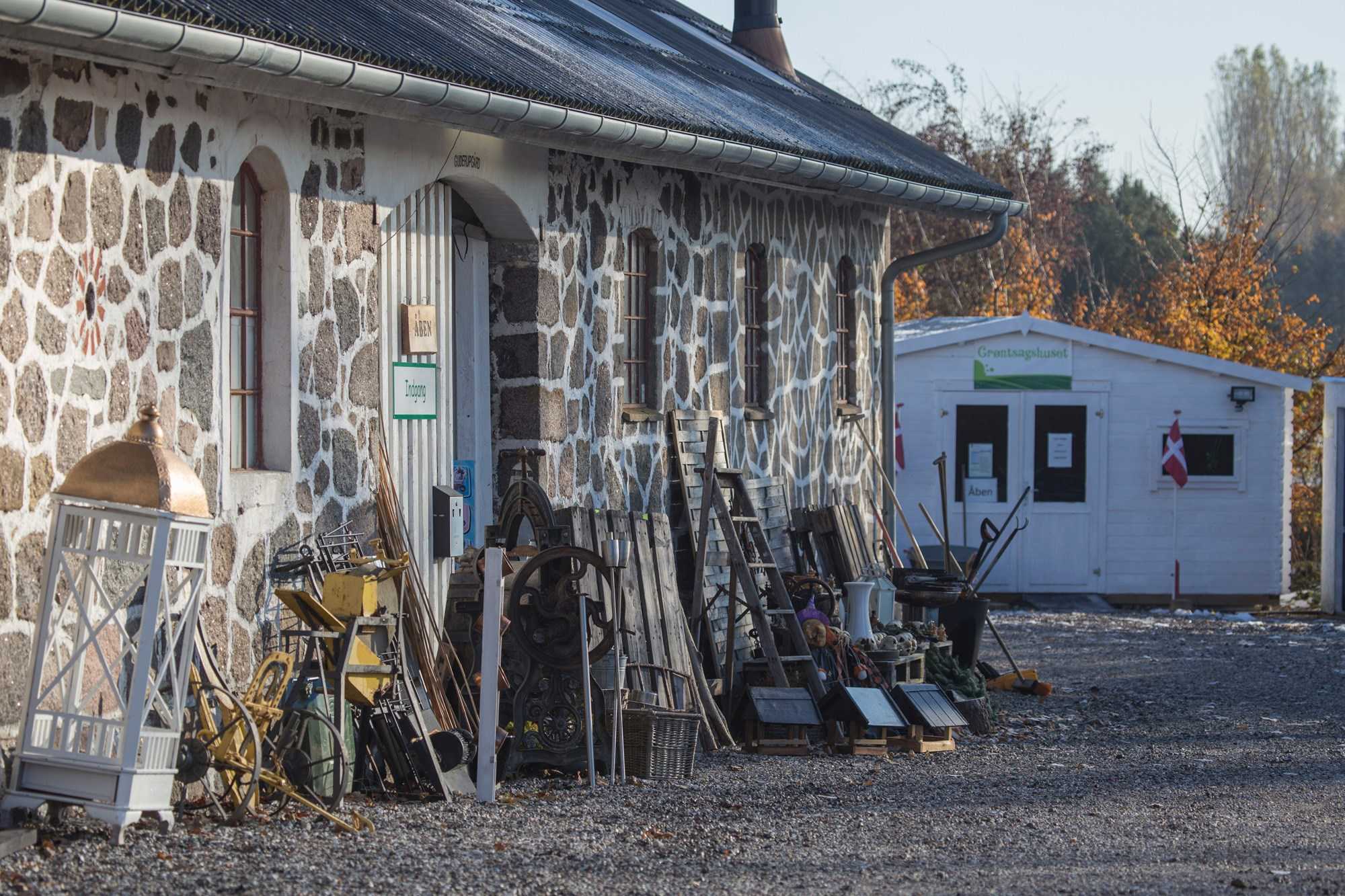 Loppefund står op ad bygning på loppemarked Guderupgård