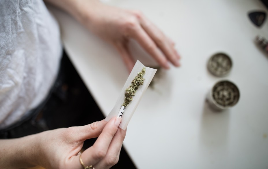 Ung kvinde laver en joint Ung kvinde laver en joint