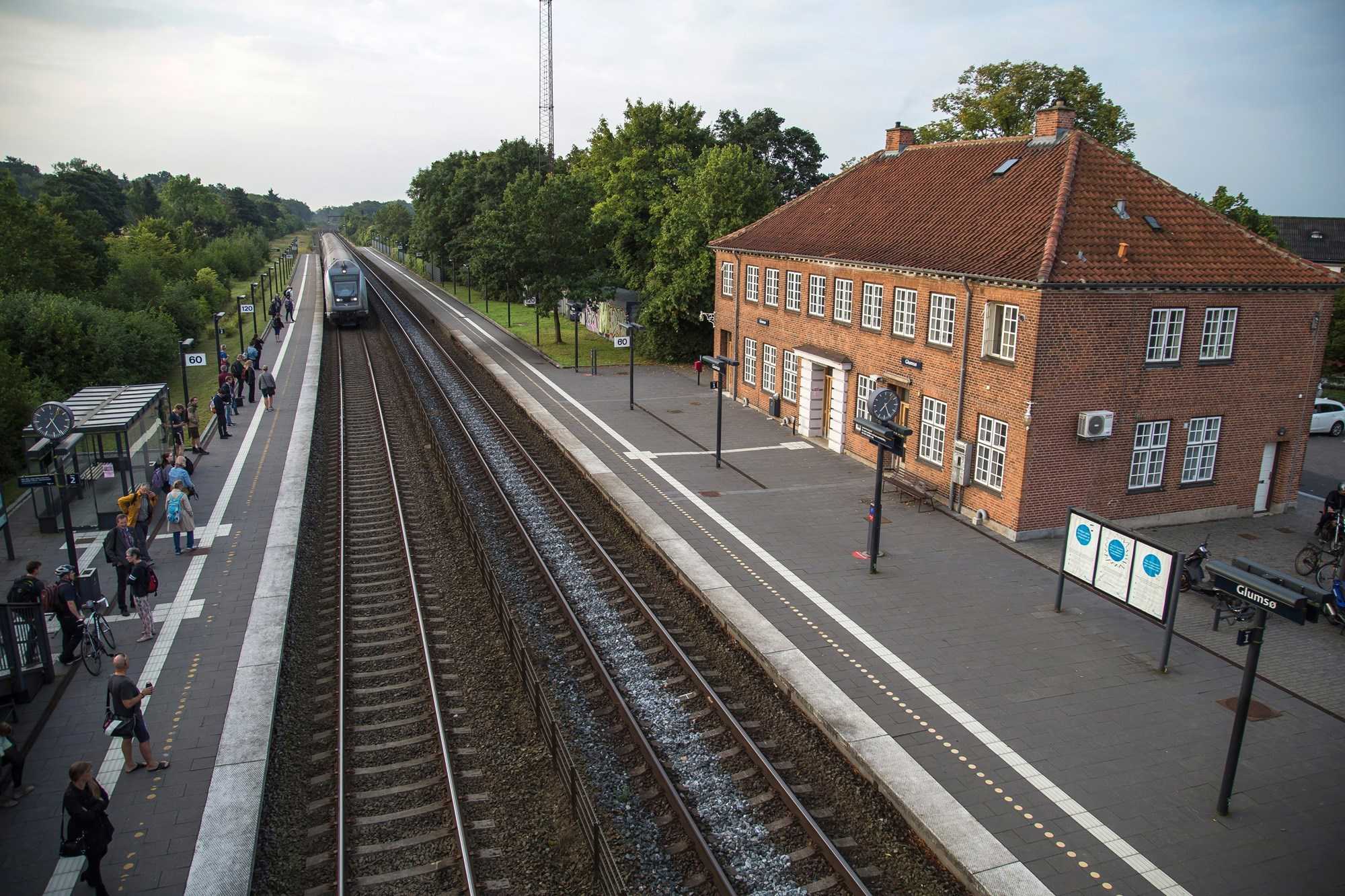 Toget er på vej ind på Glumsø Station