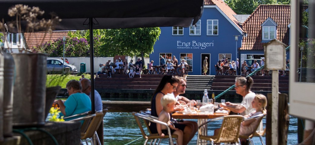 Familie spiser på Café Med Udsigt Til Enø Fjord