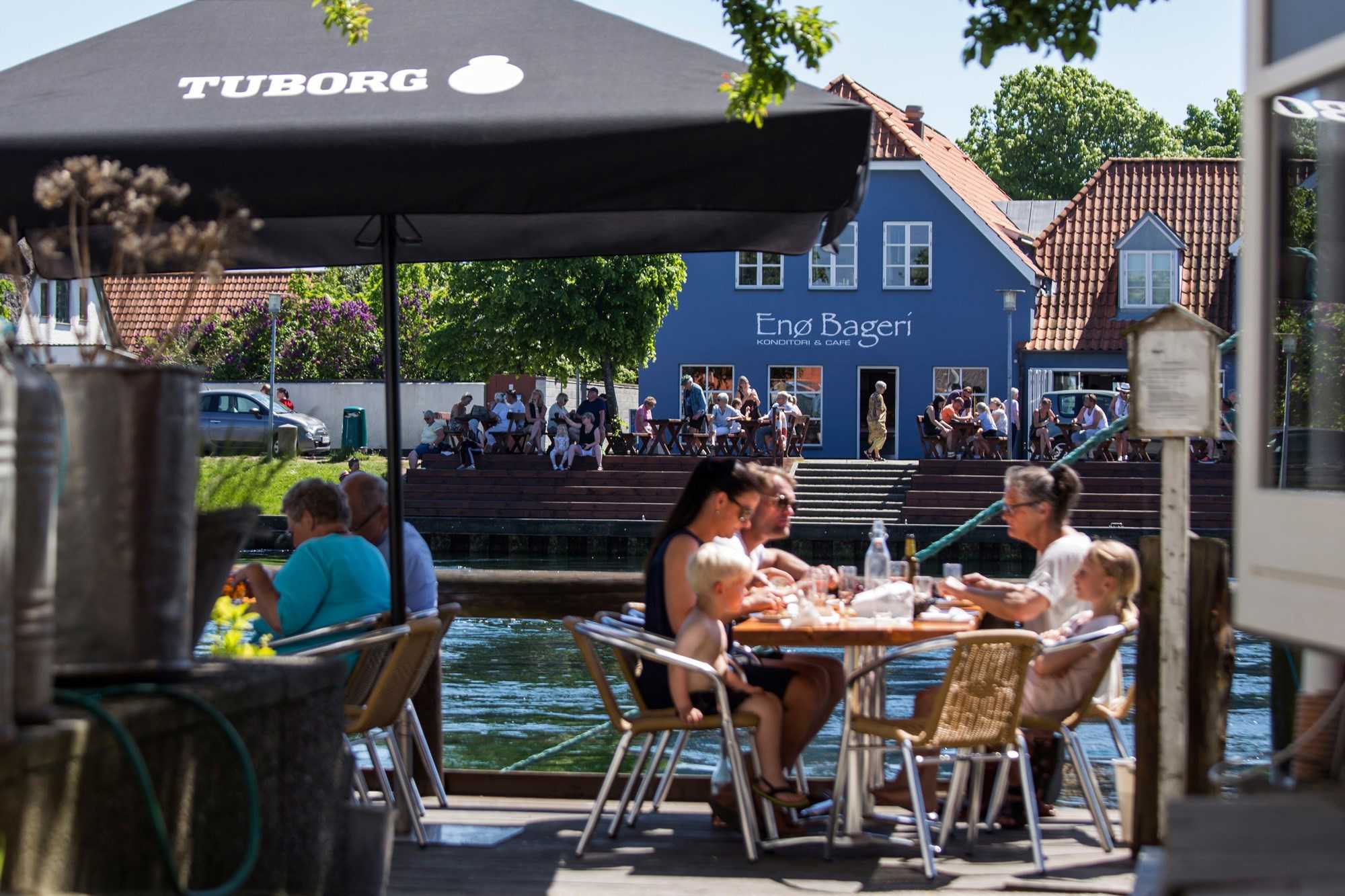 Familie spiser på Café Med Udsigt Til Enø Fjord