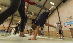 Børn der laver gymnastik i en hal Børn der laver gymnastik i en hal