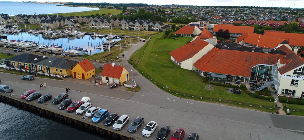 Ishuset og feriecentret i Karrebæksminde set fra oven